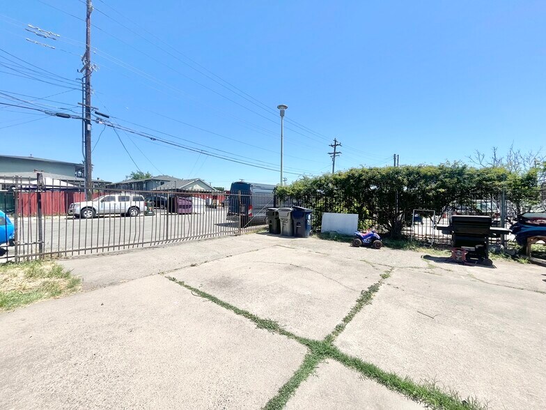 2513 Connie Dr, Sacramento, CA à vendre - Photo du bâtiment - Image 3 de 15