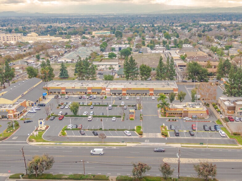710-870 E Foothill Blvd, Upland, CA à louer - Photo du bâtiment - Image 2 de 27