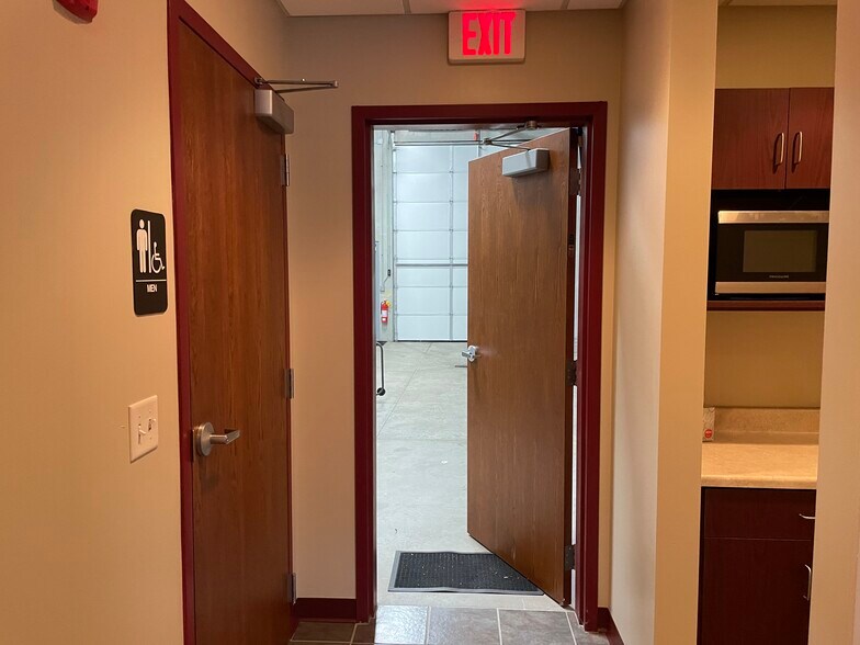 101 Theodore Dr, Oswego, IL for lease - Interior Photo - Image 2 of 30