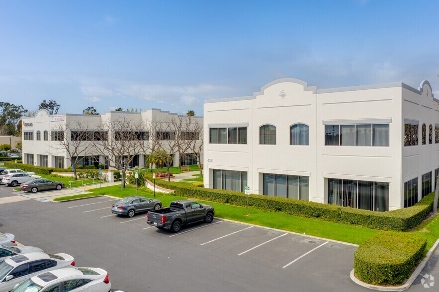 4281 Katella Ave, Los Alamitos, CA à louer - Photo du bâtiment - Image 3 de 18