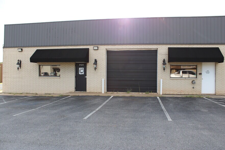 310 S Coltrane Rd, Edmond, OK for lease - Building Photo - Image 2 of 17