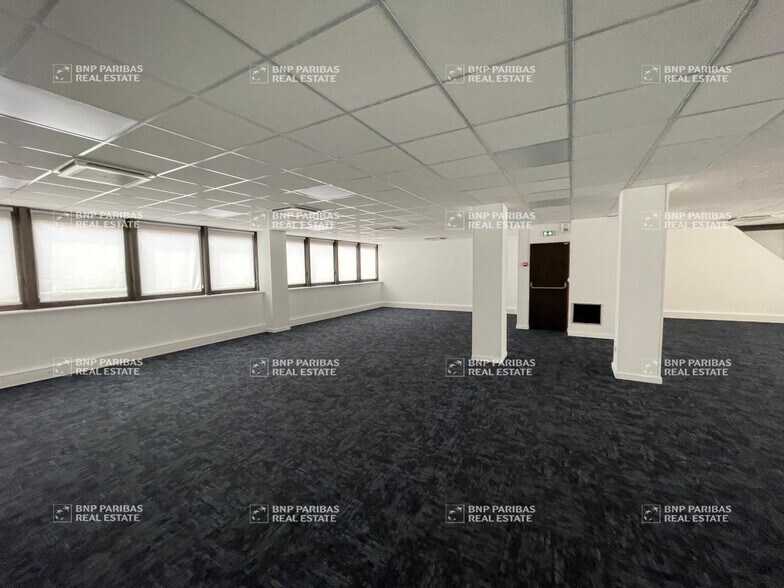 Office in Marseille for lease - Interior Photo - Image 3 of 10