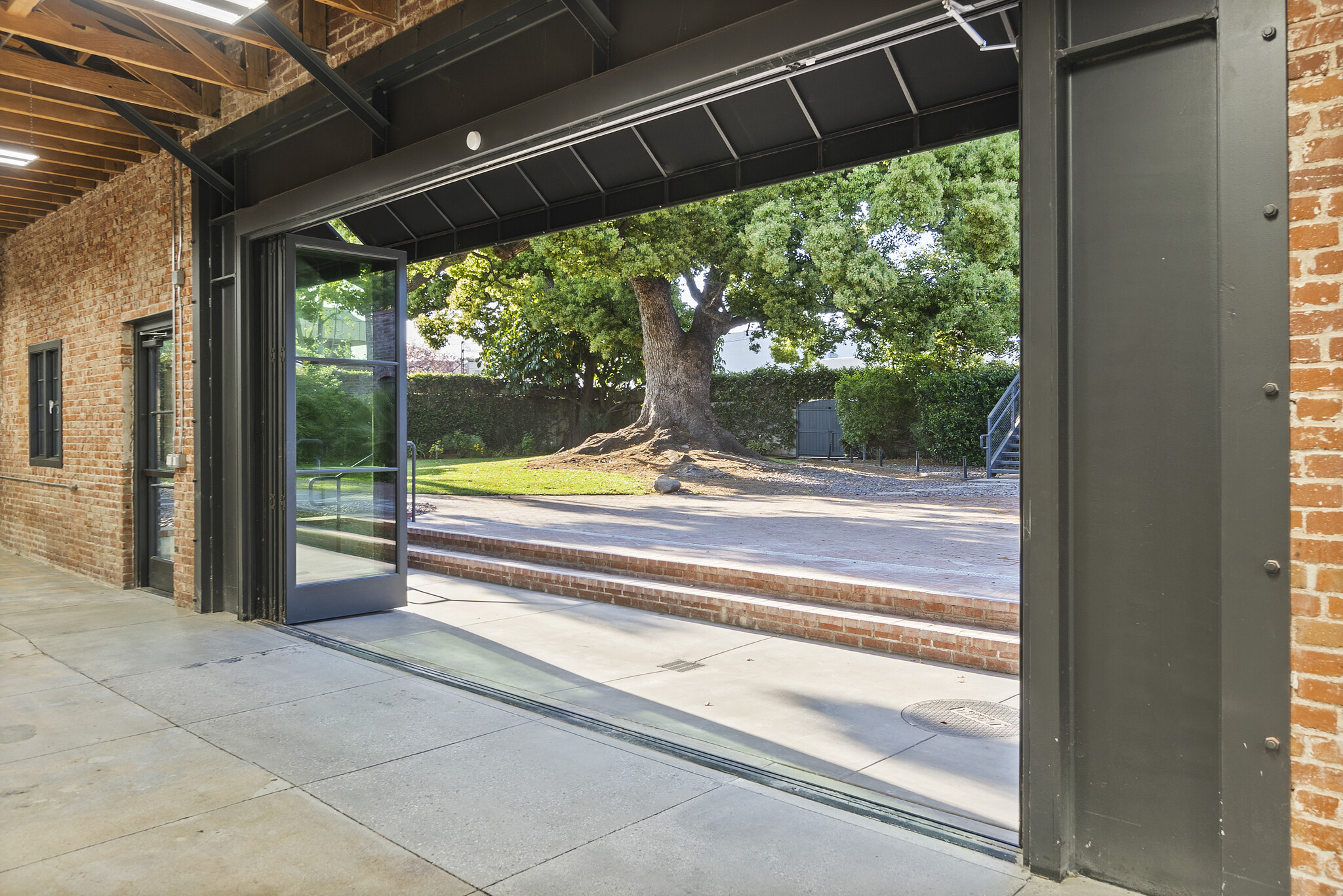 207 S Fair Oaks Ave, Pasadena, CA for lease Interior Photo- Image 1 of 2