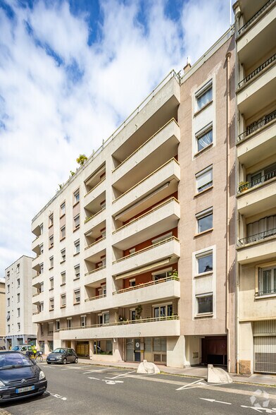 65 Rue Louis Blanc, Lyon à vendre - Photo du bâtiment - Image 3 de 12