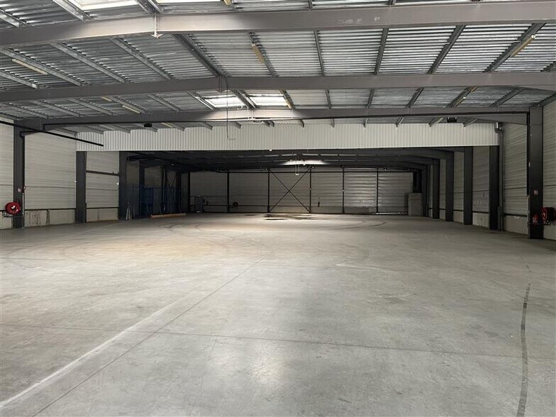 Industrial in Le Haillan for lease - Interior Photo - Image 3 of 3