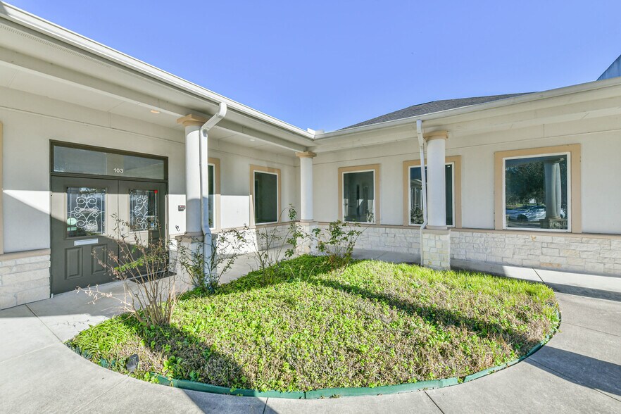 1111 S Friendswood Dr, Friendswood, TX à louer - Photo du bâtiment - Image 3 de 26