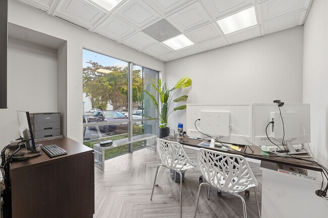 Plus de détails pour 520 NW 165th St, North Miami Beach, FL - Bureau à vendre