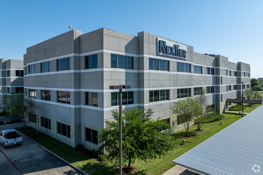 3990 Rogerdale Rd, Houston, TX à louer - Photo du bâtiment - Image 2 de 6