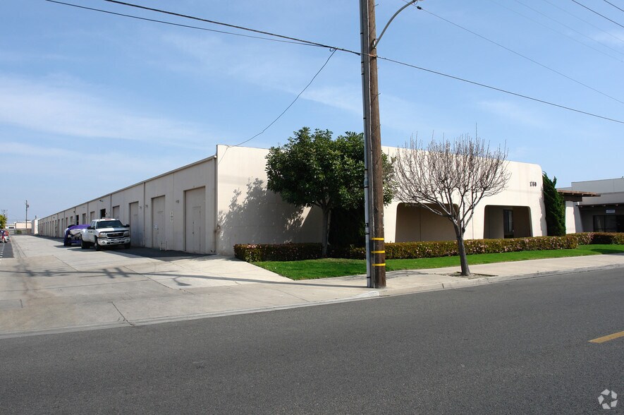 1760 Monrovia Ave, Costa Mesa, CA à louer - Photo du bâtiment - Image 3 de 6