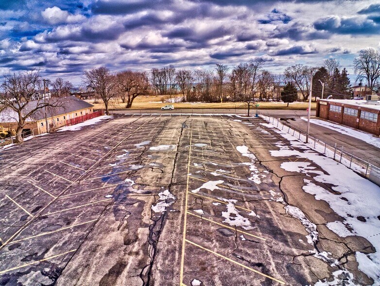 651 S Martin Luther King Jr Ave, Waukegan, IL à vendre - Photo du bâtiment - Image 2 de 20