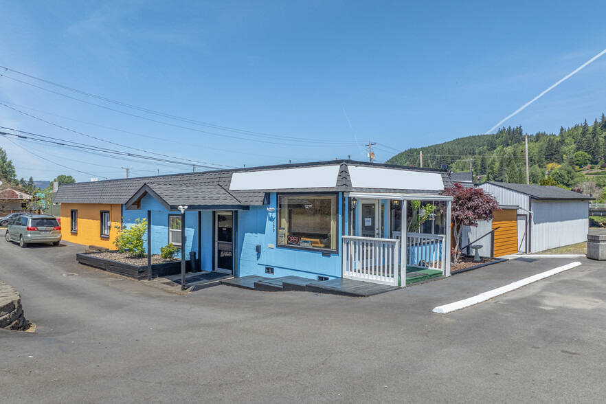 97 SE Conyers St, Clatskanie OR - Restaurant avec service au volant