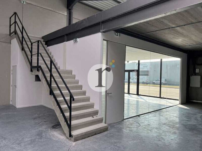 Flex in Neuville-en-Ferrain for lease - Interior Photo - Image 2 of 7