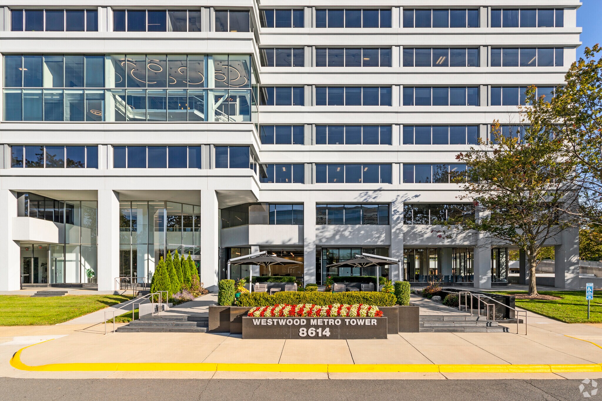 8614 Westwood Center Dr, Vienna, VA à louer Photo du bâtiment- Image 1 de 26