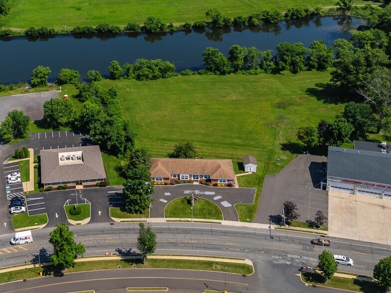 413 Hood Blvd, Fairless Hills, PA à vendre - Photo du bâtiment - Image 2 de 8