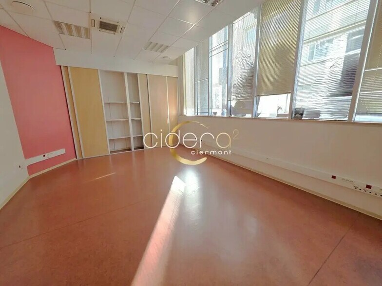 Bureau dans Clermont-Ferrand à vendre - Photo du bâtiment - Image 2 de 13