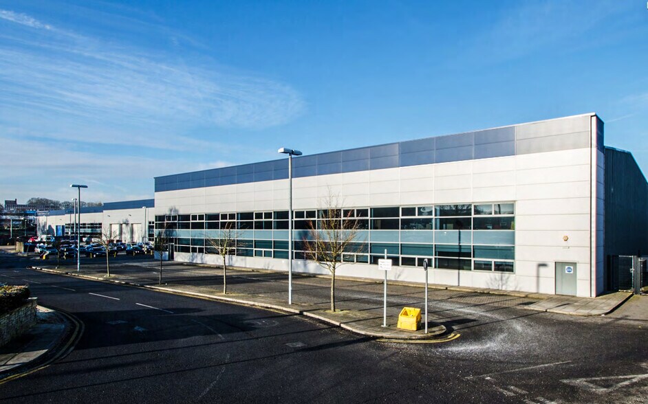 Swallowdale Rd, Hemel Hempstead à louer - Photo du bâtiment - Image 1 de 4