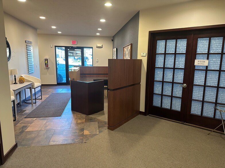 3606-3614 N 163rd Plz, Omaha, NE for lease - Interior Photo - Image 3 of 17