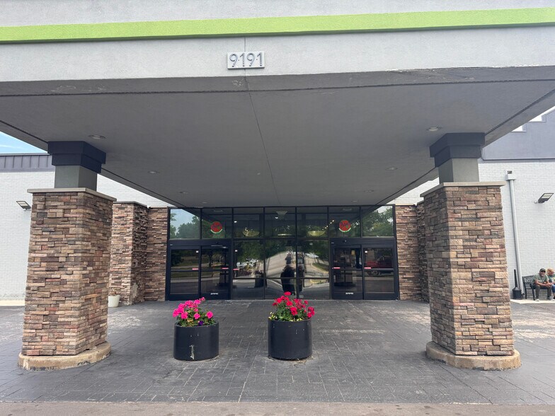 9191 Wickham Rd, Romulus, MI à vendre - Photo du bâtiment - Image 2 de 17