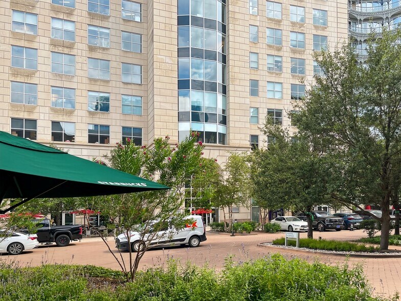 100 Crescent Ct, Dallas, TX à louer - Photo du bâtiment - Image 3 de 11