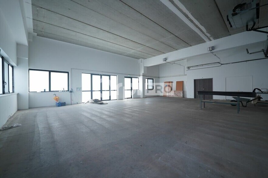 10 Rue Des Rosiéristes, Champagne-au-Mont-d'Or for lease - Interior Photo - Image 2 of 12