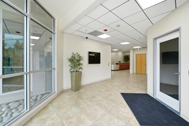 2727 W Alameda Ave, Burbank, CA à louer Photo intérieure- Image 1 de 11