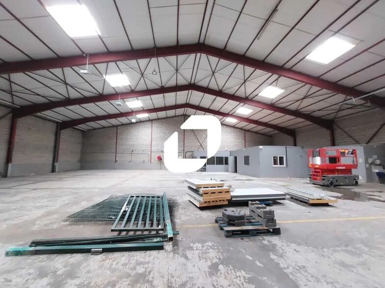 Flex in Coignières for lease - Interior Photo - Image 1 of 7