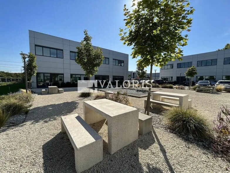 Office in Lyon for lease - Building Photo - Image 1 of 13