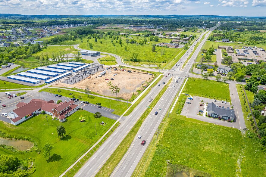 Farmbrook Dr, Farmington, NY à vendre - Photo du bâtiment - Image 2 de 9