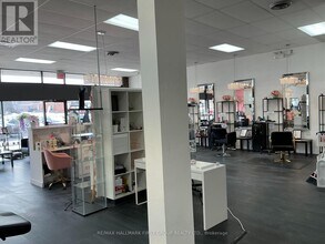 601 Dundas St W, Whitby, ON à louer Photo intérieure- Image 2 de 7