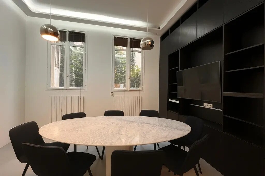 Office in Paris for lease Interior Photo- Image 1 of 4