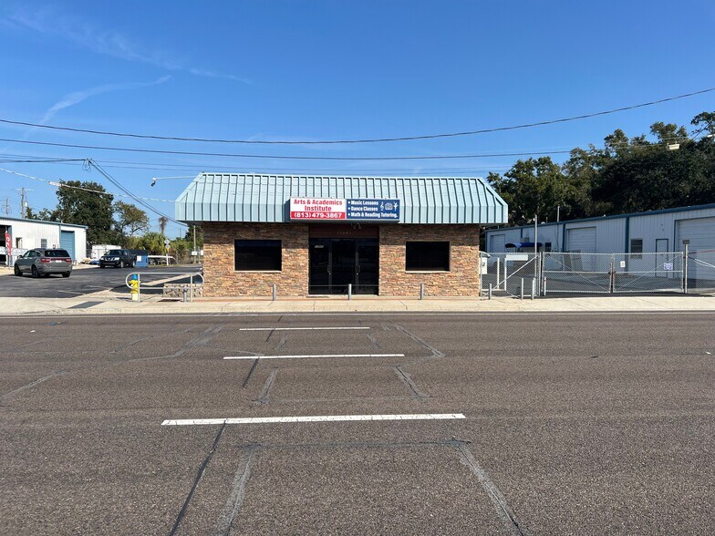 13803 W Hillsborough Ave, Tampa, FL à louer - Photo du bâtiment - Image 1 de 3