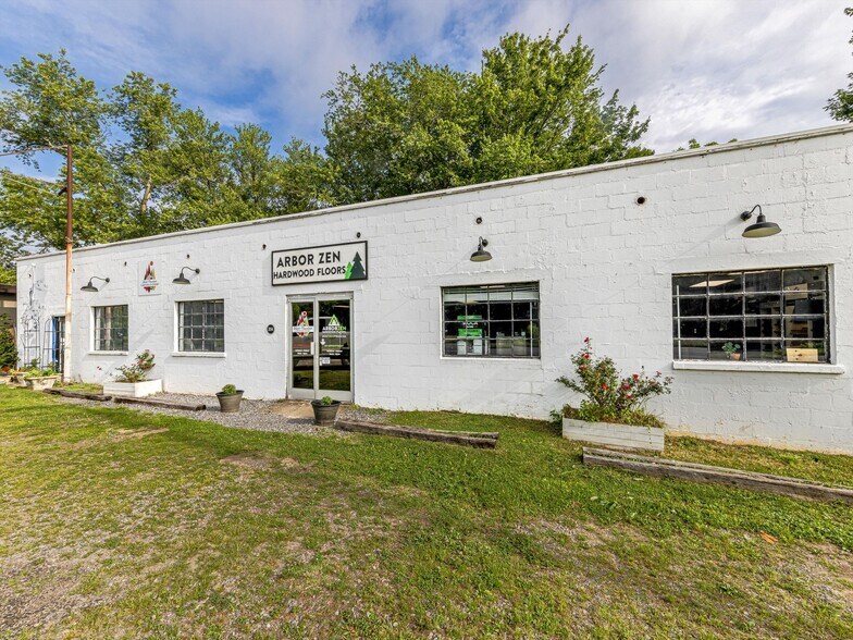 3154-3156 US 70 Hwy, Black Mountain, NC à louer - Photo du bâtiment - Image 2 de 17