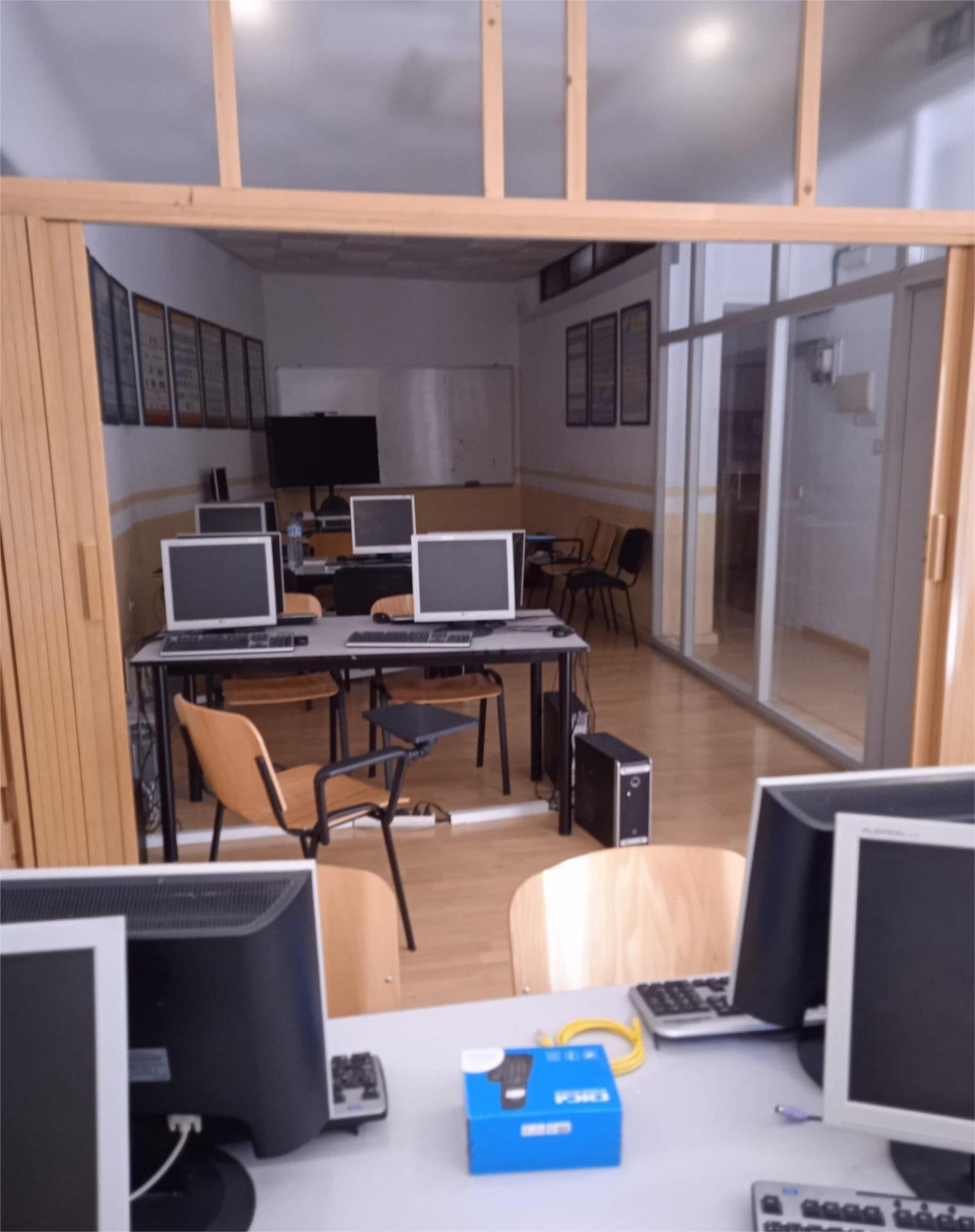 Retail in Cáceres, Cáceres for lease Primary Photo- Image 1 of 8