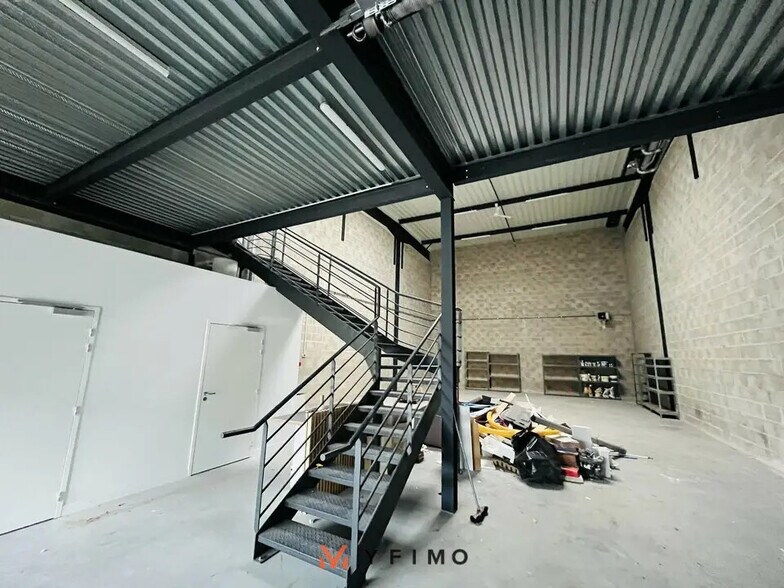 Flex in Poissy for lease - Interior Photo - Image 3 of 5