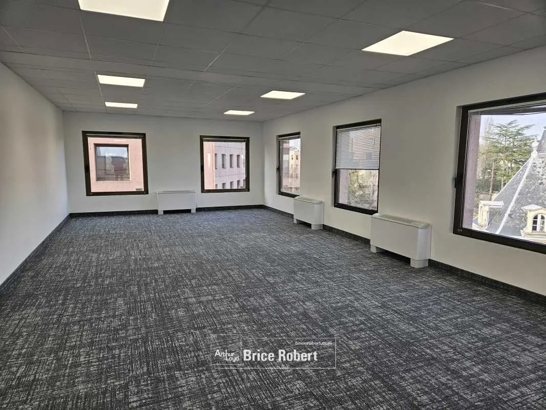Office in Écully for lease Interior Photo- Image 1 of 5