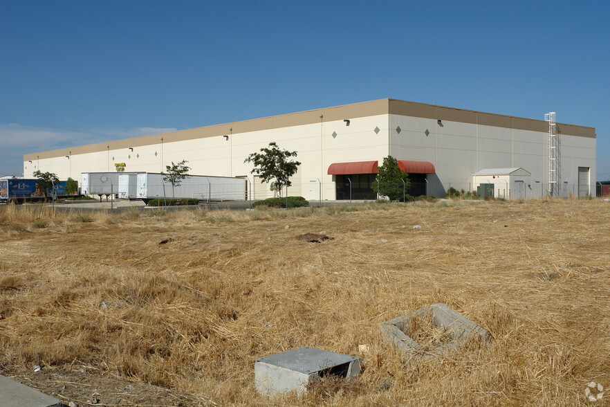 900 Business Park Dr, Dixon, CA for lease - Building Photo - Image 2 of 5