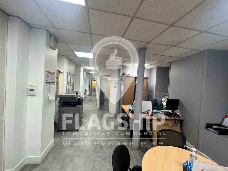 Retail in Paris for lease - Interior Photo - Image 1 of 9