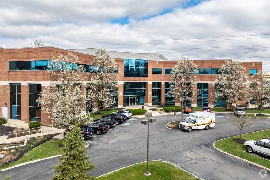 85 McNaughten Rd, Columbus, OH à louer - Photo du bâtiment - Image 3 de 4