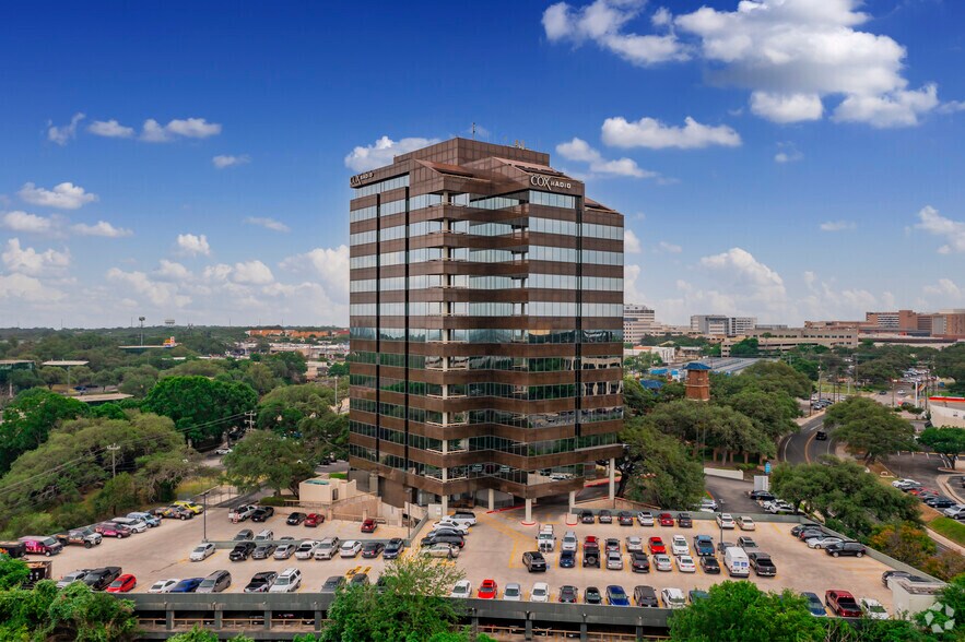 8122 Datapoint Dr, San Antonio, TX à louer - Photo du bâtiment - Image 1 de 25