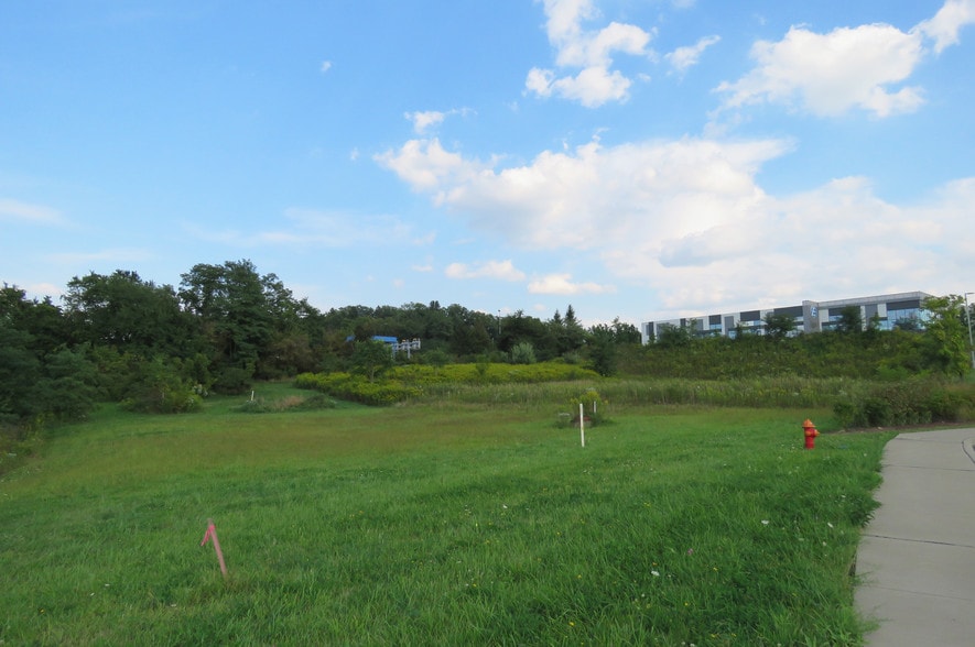 Ronda Ct, North Huntingdon, PA for sale - Building Photo - Image 2 of 8