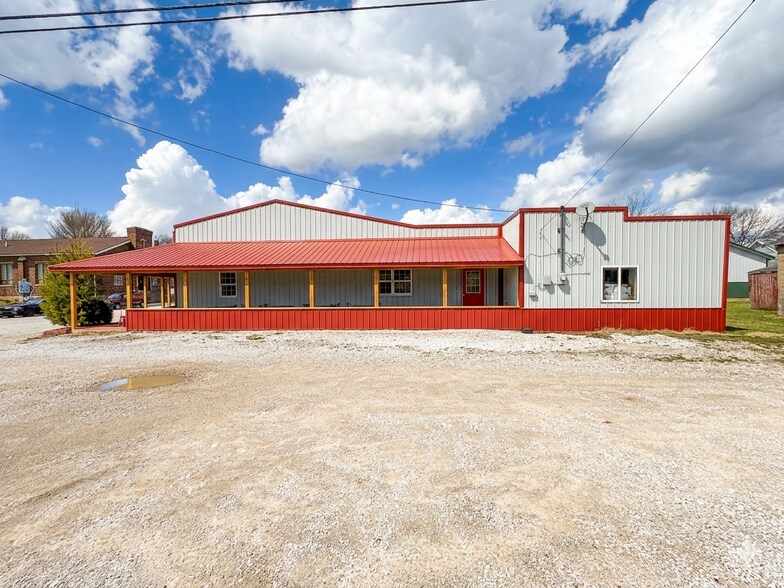 18 N 4th St, Gosport, IN à vendre - Photo du bâtiment - Image 3 de 39