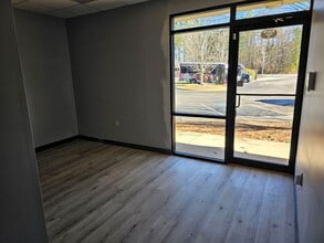 5509 Radford Rd, Flowery Branch, GA for sale Interior Photo- Image 2 of 7