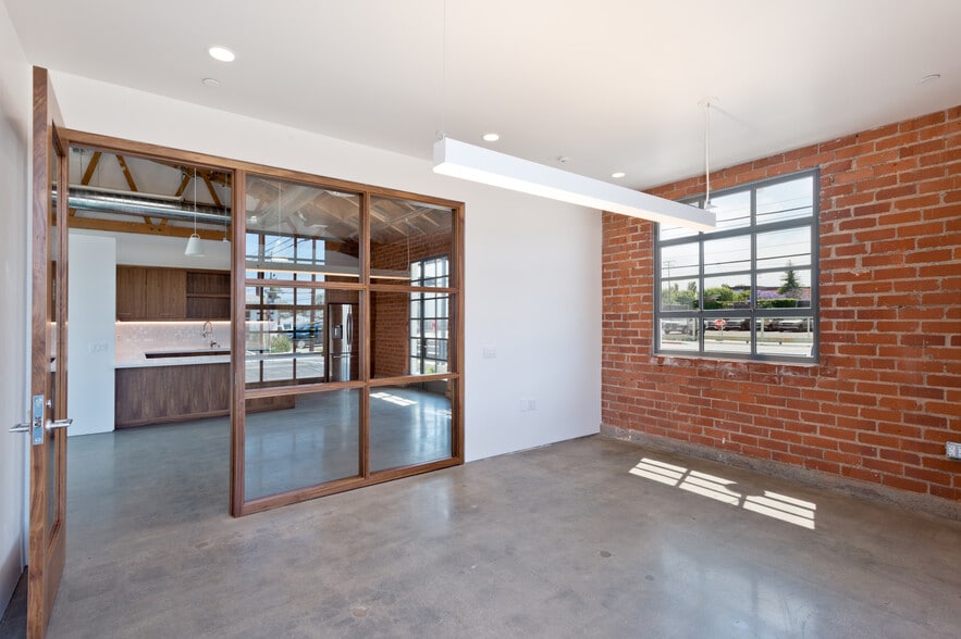 1751 Berkeley St, Santa Monica, CA for lease - Interior Photo - Image 3 of 11