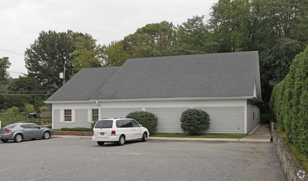 311 Barnum Ave, Port Jefferson, NY à vendre - Photo du bâtiment - Image 3 de 11
