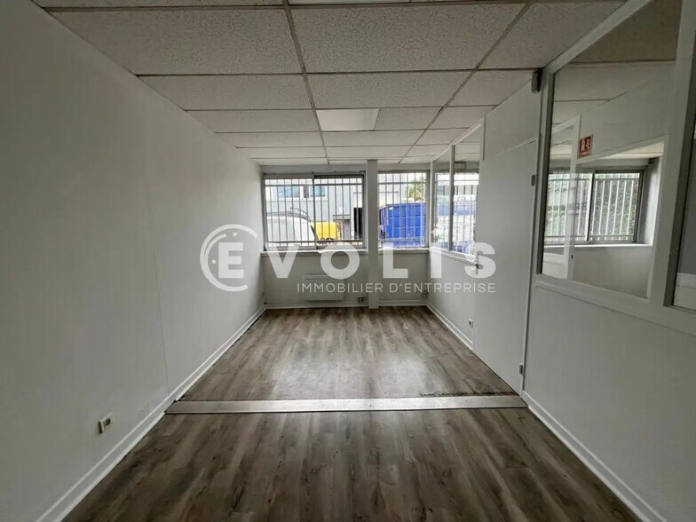 Flex in Chassieu for lease - Interior Photo - Image 2 of 6