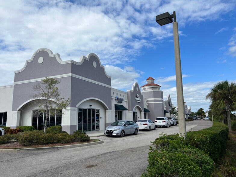 9841 Bernwood Place Dr, Fort Myers, FL à louer - Photo du bâtiment - Image 2 de 3