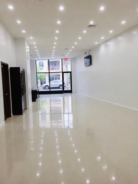 366 Kings Hwy, Brooklyn, NY for sale - Interior Photo - Image 2 of 9