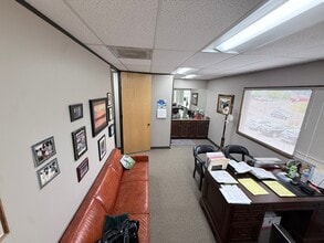 9780 SW Shady Ln, Tigard, OR for lease Interior Photo- Image 2 of 6