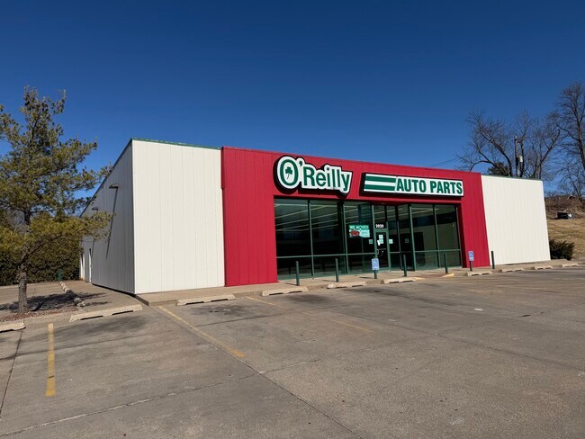 Plus de détails pour 2020 E Locust St, Davenport, IA - Commerce de détail à vendre