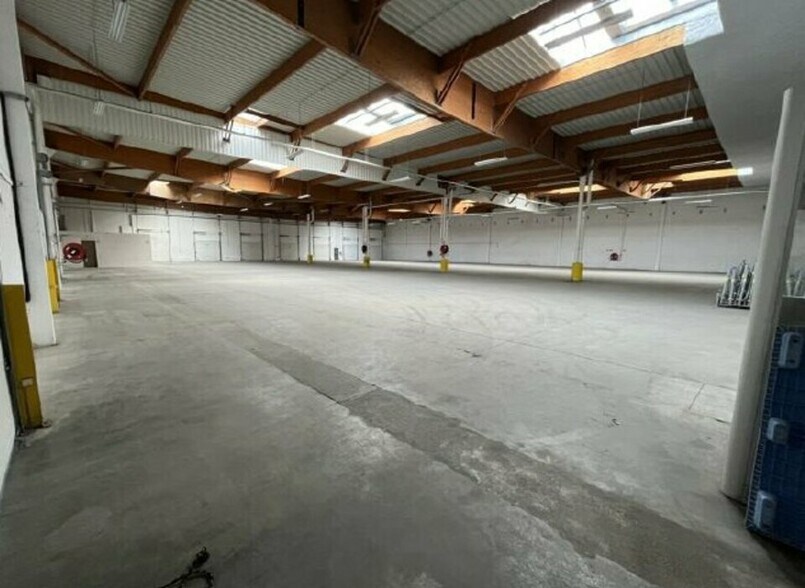 Local d'activités dans Saint-Quentin-Fallavier à vendre - Photo du bâtiment - Image 3 de 9